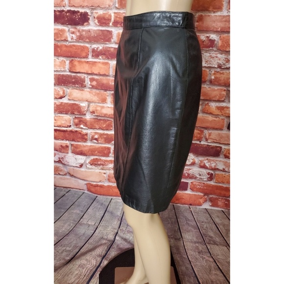 Lord & Taylor Black 100% Leather Skirt Size 6P - Picture 2 of 3